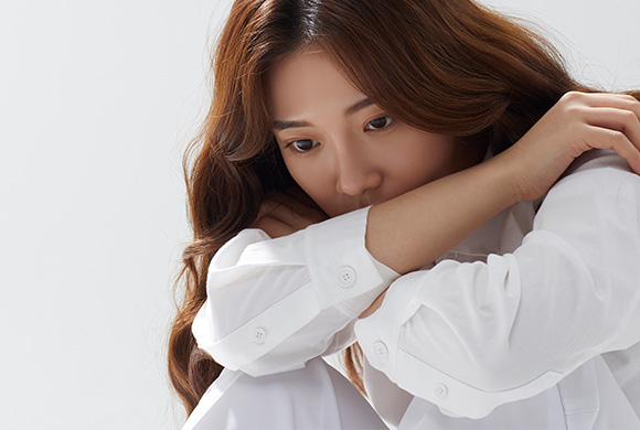 고민 중인 여성 사진