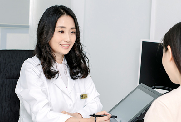 의료진과 상담중인 사진